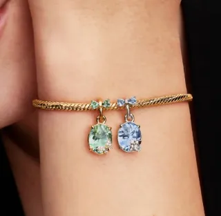 Charm de los Bridgerton con caja de Pandora