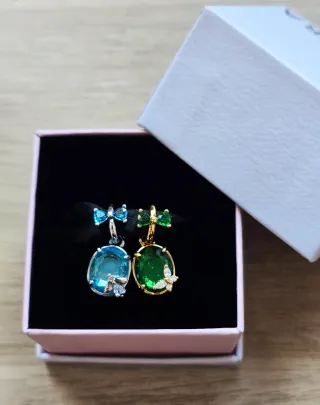 Charm de los Bridgerton con caja de Pandora