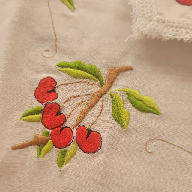 Mantel y servilletas con cerezas