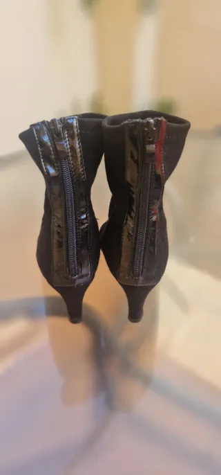 Botines negros punta charol