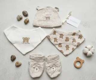 Lote C&A Bebé: Gorrito, Patucos y 2 Baberos