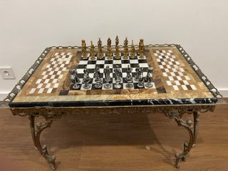 Tablero de ajedrez de mármol y figuras metálicas