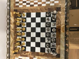 Tablero de ajedrez de mármol y figuras metálicas