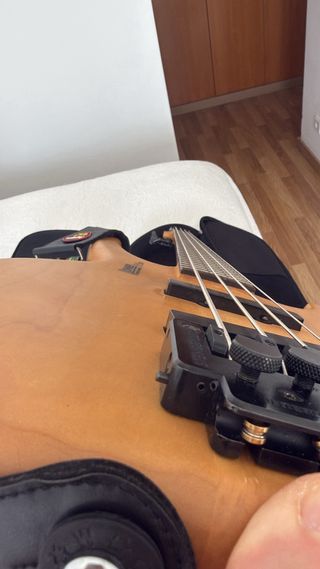 Bajo Hohner B Bass (años 90) – neck-throught