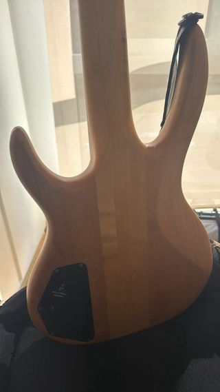 Bajo Hohner B Bass (años 90) – neck-throught