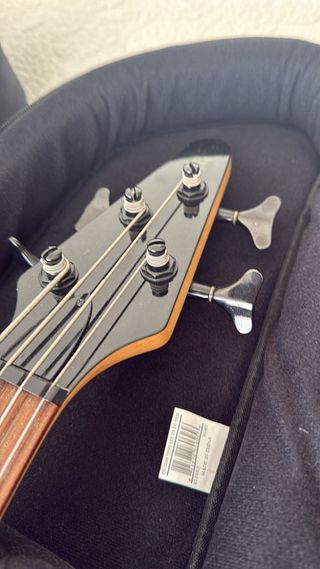 Bajo Hohner B Bass (años 90) – neck-throught