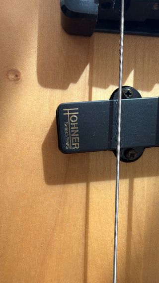 Bajo Hohner B Bass (años 90) – neck-throught