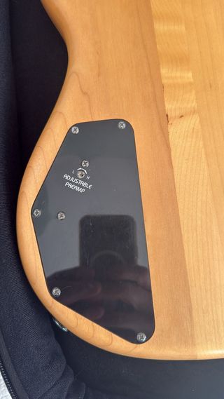 Bajo Hohner B Bass (años 90) – neck-throught