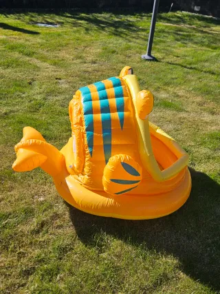Piscina hinchable infantil con diseño de rana