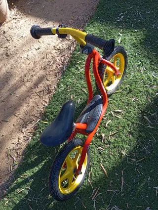 Bicicleta infantil Puky roja y amarilla