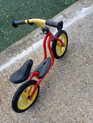 Bicicleta infantil Puky roja y amarilla