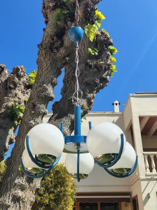 Lámpara vintage cuerpo metálico azul y opalinas