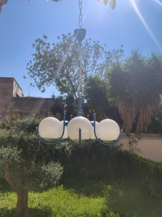 Lámpara vintage cuerpo metálico azul y opalinas
