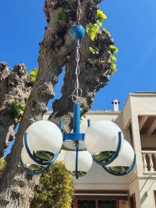 Lámpara vintage cuerpo metálico azul y opalinas