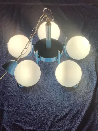 Lámpara vintage cuerpo metálico azul y opalinas