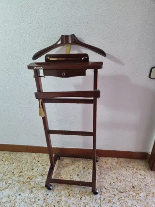 Perchero de madera con cajón