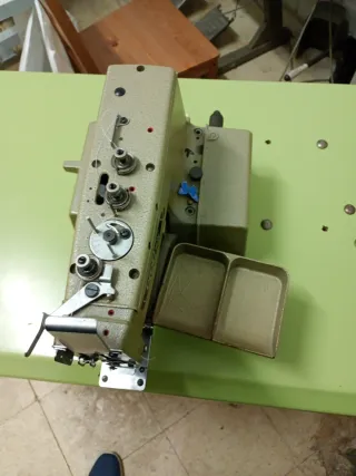 Máquina de coser botón industrial