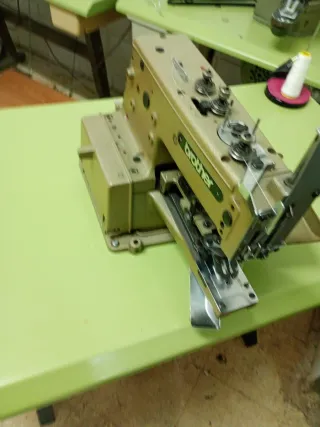 Máquina de coser botón industrial