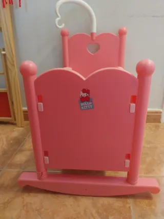 Cuna de muñecos rosa con móvil