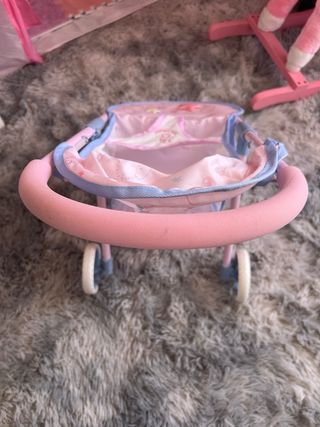 Carrito de muñecas rosa con diseño de gimnasta