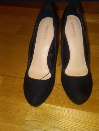 Zapatos de tacón dorados y plateados