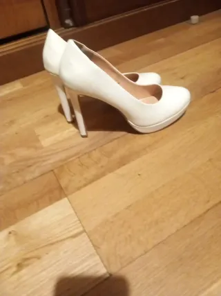 Zapatos de tacón dorados y plateados