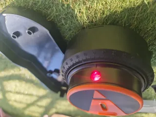 Nivel láser con fijación por aspiración
