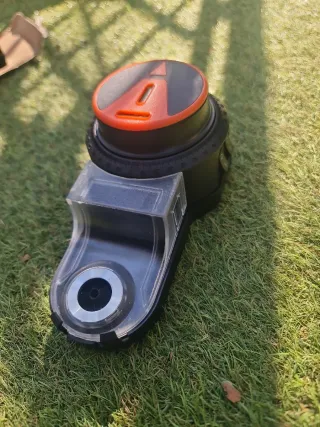 Nivel láser con fijación por aspiración
