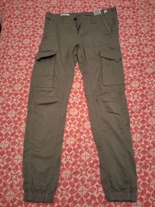 Pantalones cargo slim verde kaki