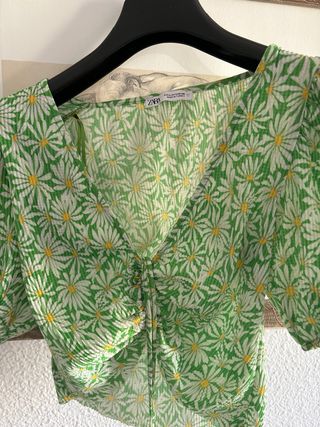 Top Zara flores verde y blanco Talla S