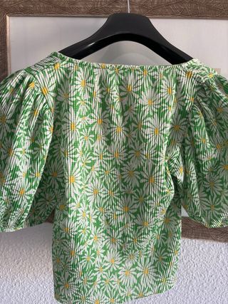 Top Zara flores verde y blanco Talla S