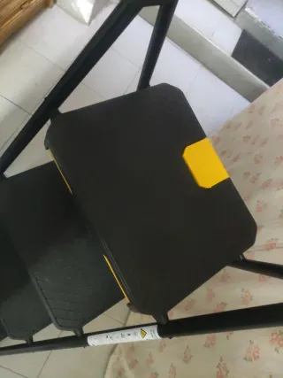 Escalera 4 peldaños negra y amarilla NUEVA