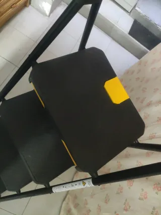 Escalera 4 peldaños negra y amarilla NUEVA