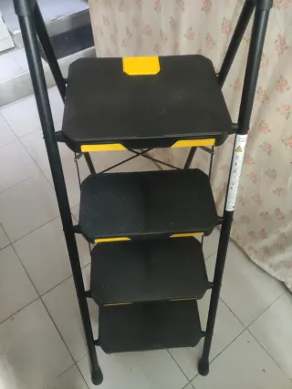 Escalera 4 peldaños negra y amarilla NUEVA