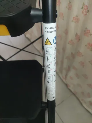 Escalera 4 peldaños negra y amarilla NUEVA