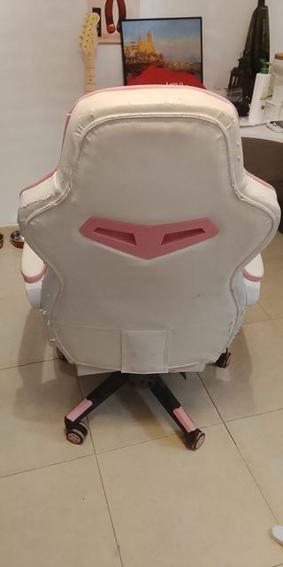 Silla gamer blanca y rosa