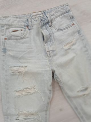 Pantalón vaquero Stradivarius Roto T.38