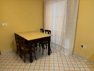 Mesa de comedor con tablero de mármol