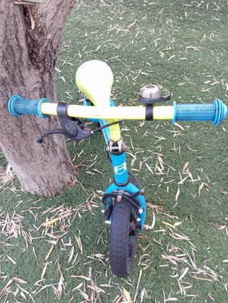 Bicicleta infantil azul y amarilla