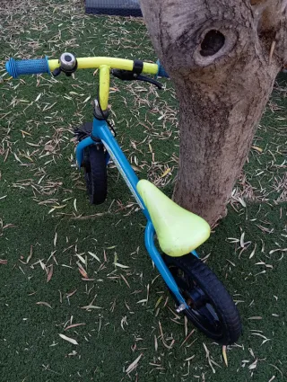 Bicicleta infantil azul y amarilla