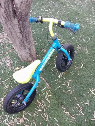 Bicicleta infantil azul y amarilla