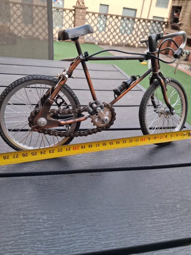 Mini bicicleta decorativa detallada