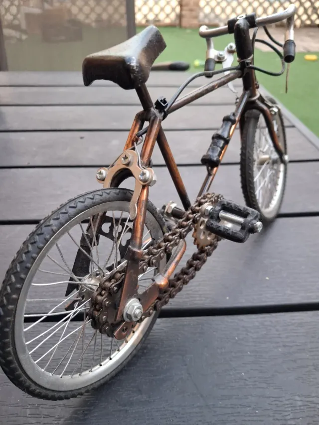Mini bicicleta decorativa detallada