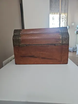 Baule in legno con dettagli metallici