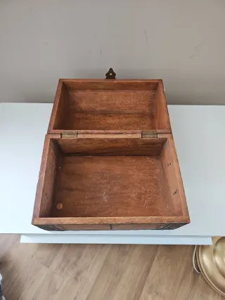 Baule in legno con dettagli metallici