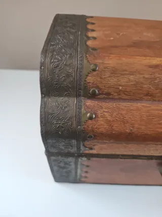 Baule in legno con dettagli metallici