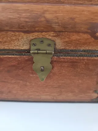 Baule in legno con dettagli metallici