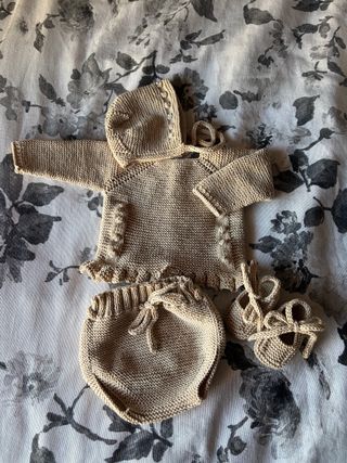 Conjunto bebé: ranita, jersey,capota y bailarinas
