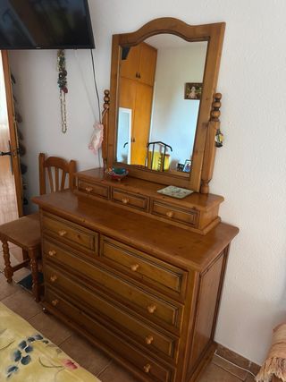 Cómoda de madera con espejo, con espejo encima.