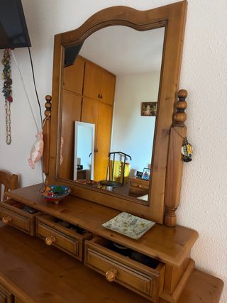 Cómoda de madera con espejo, con espejo encima.